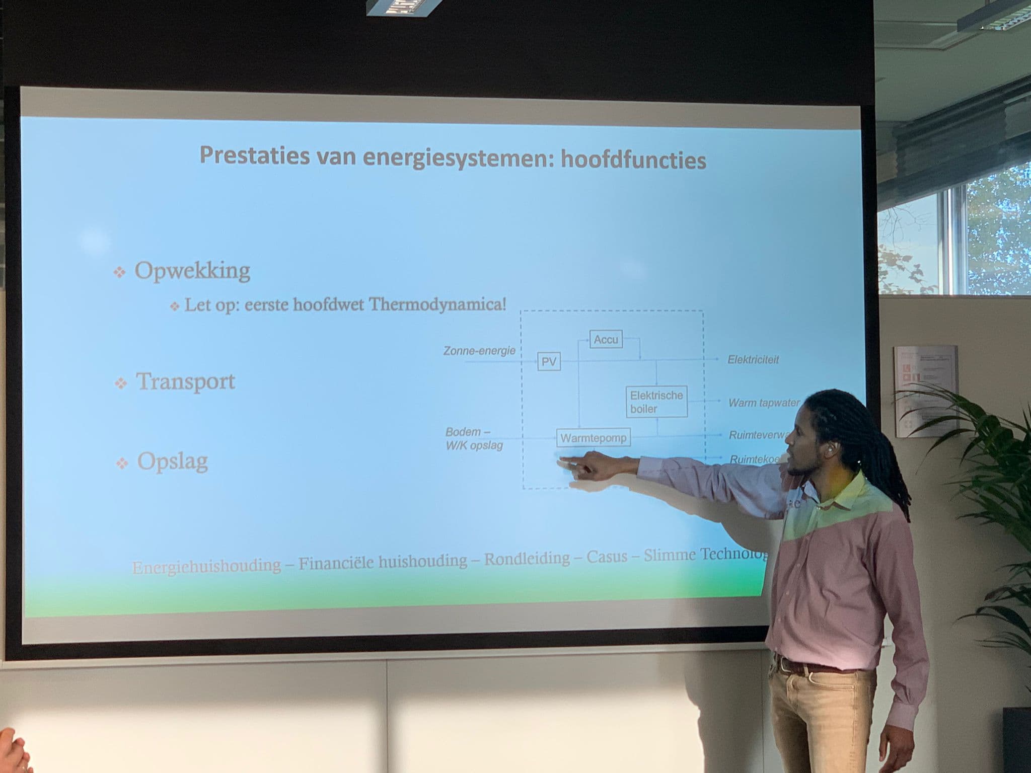 AMELA-trainer geeft uitleg over energiesystemen